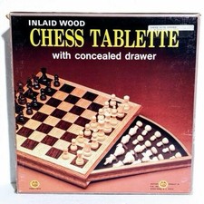 Scacchiera in legno intarsiato